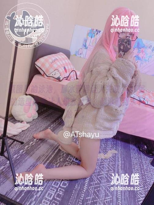 AT鲨 原图里的泳池,那水蓝得让人失联,AT鲨的造型简直让人想去潜水,都没看到水下啥了。
