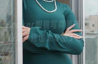 Alina Becker眼镜写真更新,第一个反应是:这也太专业了吧?