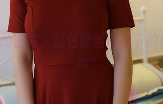 ROSI的图片：红色蕾丝映衬下的私房时光