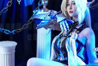 Tiny Asa私房美腿，简单的外套下露出的纹理，图片记录了那恰到好处的优雅。