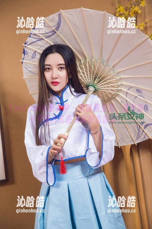 TouTiao头条女神 - 定制职业装：穆菲菲今天是开会还是拿杂志封面？