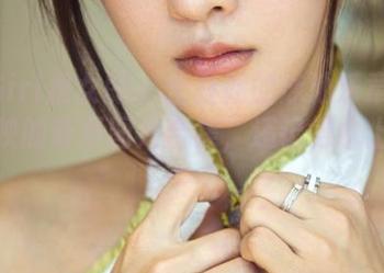 TuiGirl推女郎 - 土豆姐的泳池乐章:水影掩映的奇景图片合集,还记得水上漂吗?