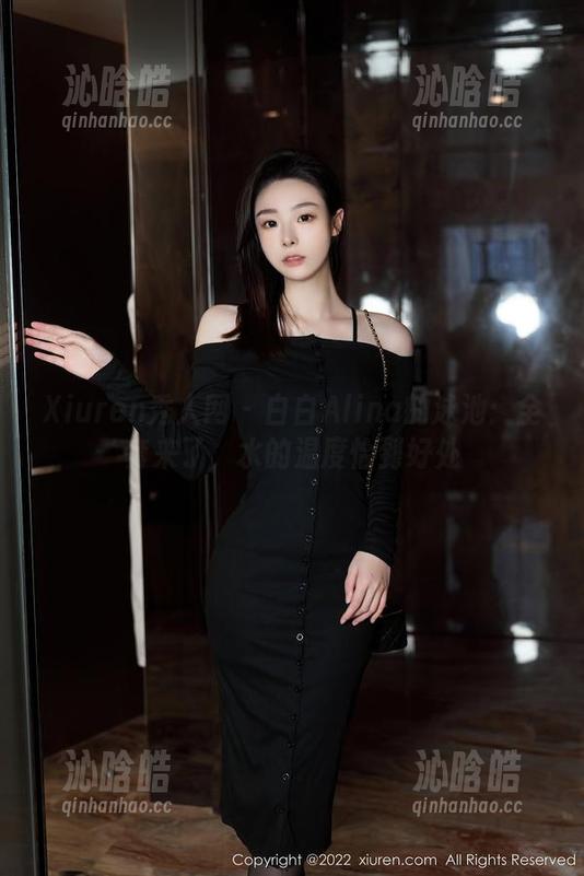 Xiuren秀人网-白白Alina Xiuren秀人网 - 白白Alina的泳池:全套来了,水的温度恰到好处