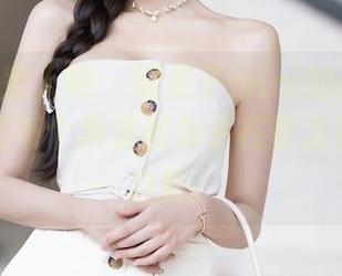 Xiuren秀人网 - 糯美子mini的修女姿态,原图里每个角落都似乎在散发着无声的力量。