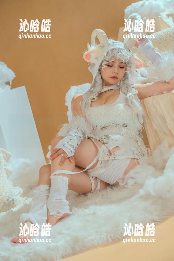 七月喵子的写真：看着看着就被她的“玲珑”给迷住了。
