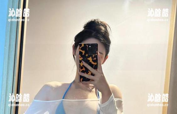微密圈 - 这组不爱笑的赛琳长着红色内衣的写真，时不时勾动心弦，看来我也得找找那样的内衣了！