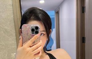 微密圈 - 难以抗拒，不爱笑的赛琳的女王图集分享已经上架，成为女王难度系数暴涨。