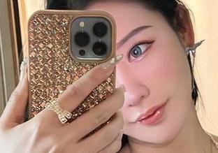微密圈 - 报道:不爱笑的赛琳的最新比基尼写真集,肚子上那两块“腹肌”看得我疑惑人生。