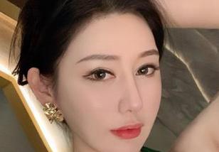 微密圈 - 从原图中发掘,不爱笑的赛琳的嘉宾帖合集,真是个另类的视角!