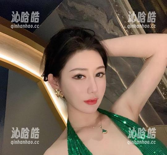 微密圈 - 从原图中发掘，不爱笑的赛琳的嘉宾帖合集，真是个另类的视角！