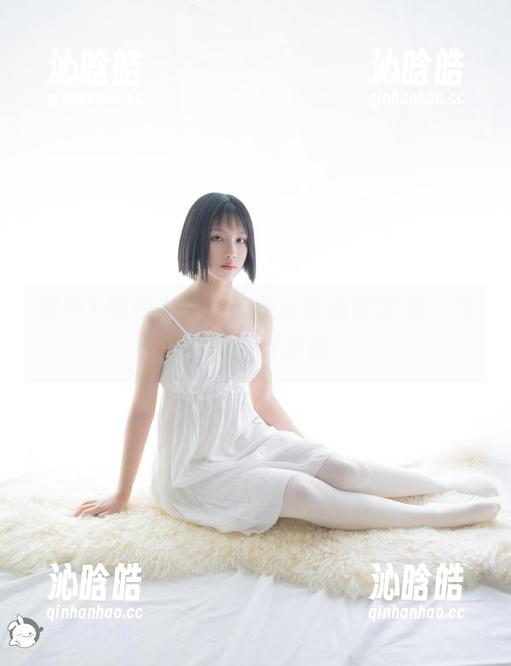 兔玩映画 紫色T恤和白丝,这兔玩映画的图集,气质未免太过闲适。