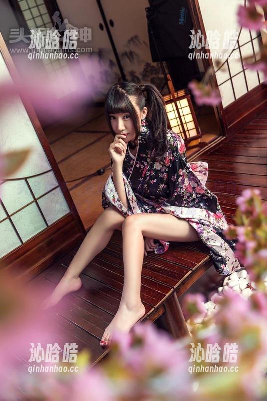 头条女神-小晴子 头条女神 - 连体衣写真集:小晴子把自己变成了“行走的广告资源”
