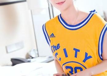 头条女神 - 当李丽莎穿上这些礼服,随便一照都像要登上杂志封面了!