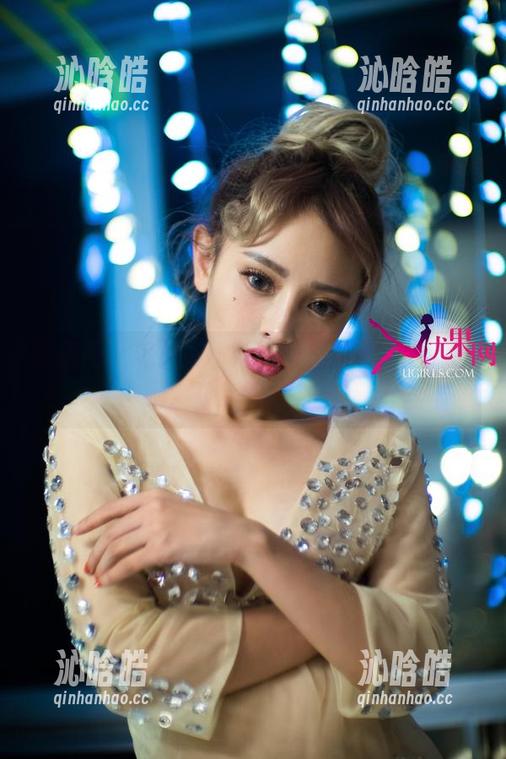 尤果网 - 看！艾小青短裙里那条不经意的腿，高清得像画一样