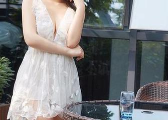 尤蜜荟 - 免费福利来袭!合法萝莉的裸足,怎么能不试试?
