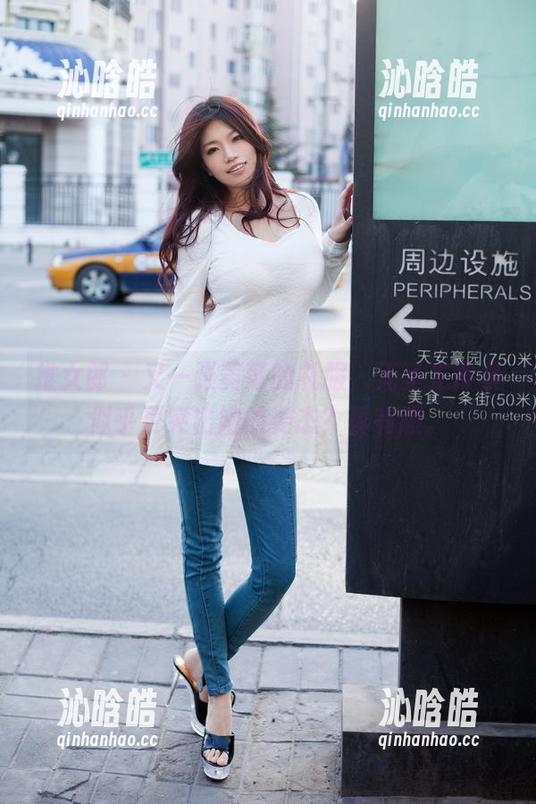 推女郎 - 又一张黄可的礼服，无圣光背景似乎更突出她的姿态？真有趣。