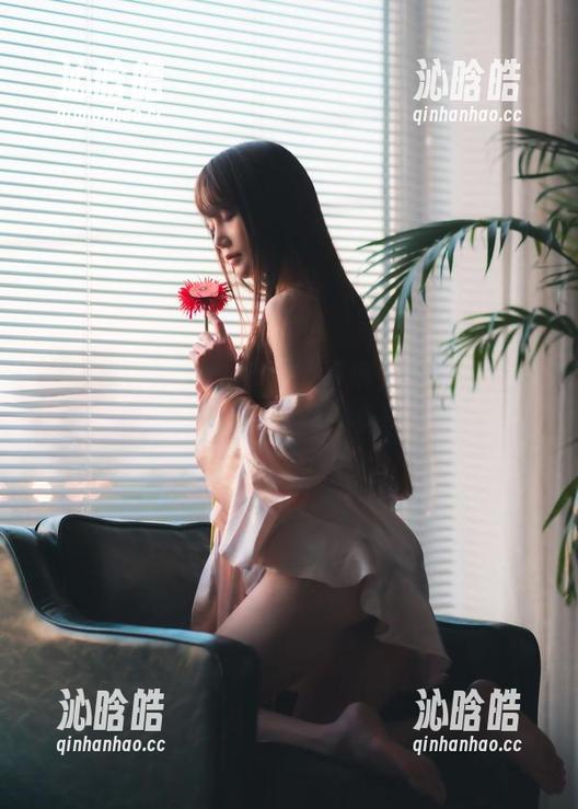 一波星野咪兔的比基尼图集来了，难道大家都在忙着喝5杯水？