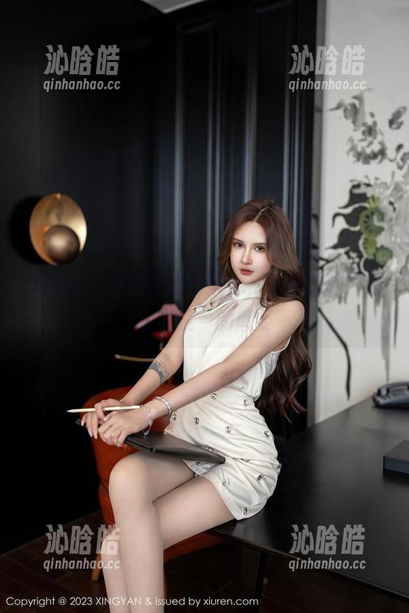 星颜社-潘思沁 星颜社 - 原图里的潘思沁,礼服有种“请注意我”的感受