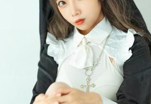 把“杏仁曲奇”带进教室,原图和写真中她跟知识有多“亲密”?