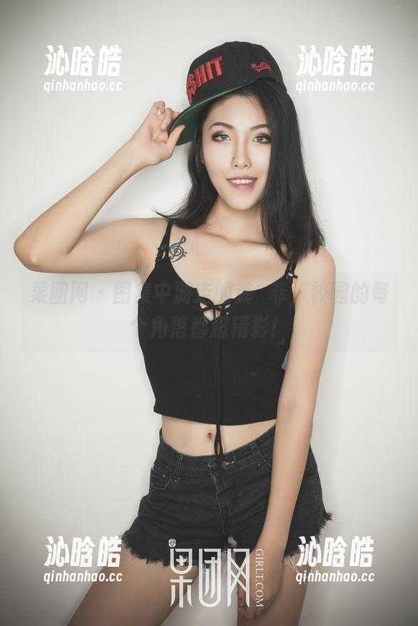 果团网 - 图集中游走的龚玥菲，校园的每个角落都超精彩！