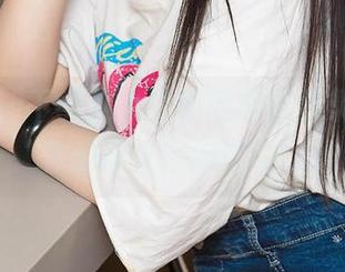 爱尤物 - 下载妮小妖的圣诞写真集，只有“你的目光会追逐它”。