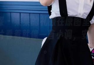 物恋传媒 - 菜菜的礼服在原图里翩翩起舞，这照片看着就像一首小调，安静又婉转。