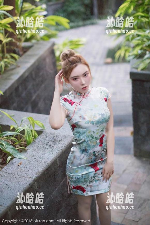 秀人网 - 这张原图，让我意识到周于希Sally的美足竟然可以这么抓人心。