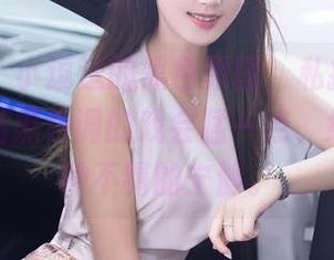 秀人网 - 小逗逗的黑色原图，私拍，原本以为开场黑色调的戏会猛一点，结果竟有种不羁的宁静。