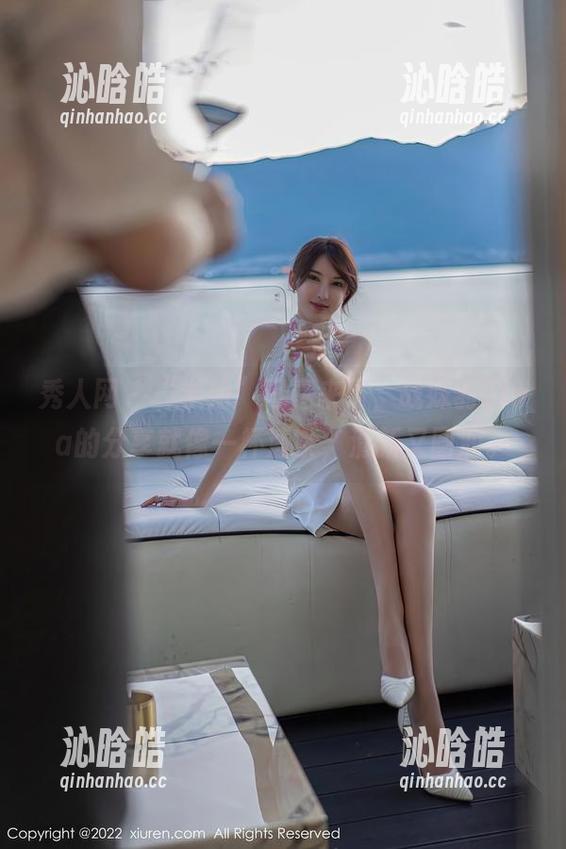 秀人网-战姝羽Zina 秀人网 - “学姐”写真来了,战姝羽Zina的分享就像一杯清茶,清新又圆润。