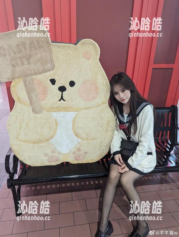 芊芊酱w的水手服：当帅气变得更高清，美图在线不卡发！