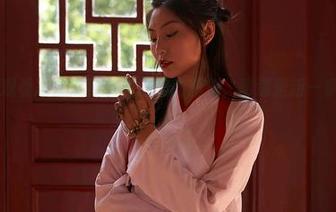 蜜桃社 - 观看冰露在秘书角色里的想象，难道是新一季职场剧吗？