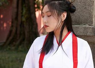 蜜桃社 - 萌美Moemi的温柔原图：看这小表情，我差点以为她要喵喵叫了！