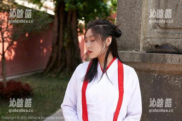 蜜桃社 - 萌美Moemi的温柔原图：看这小表情，我差点以为她要喵喵叫了！
