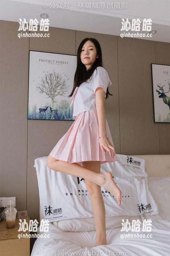 袜啵啵 - 白棉袜搭配小奶熊，图片让人忍俊不禁，袜子和小熊更配哦！