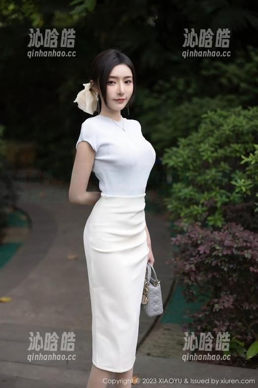 语画界 - 整个宇宙的主角在这里——观看徐莉芝的美脚写真，宛如脚下开了一朵花。