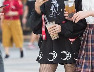 魔镜街拍 - 美女婷婷的薄丝无底线,别有洞天的灰裙合集中,快来哦!