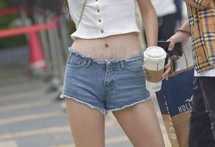 魔镜街拍 - 楼楼：它的白色连衣裙我已下载，更新你的审美吧