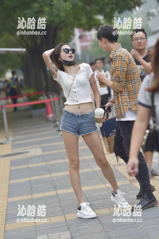 魔镜街拍-楼楼 魔镜街拍 - 楼楼:它的白色连衣裙我已下载,更新你的审美吧