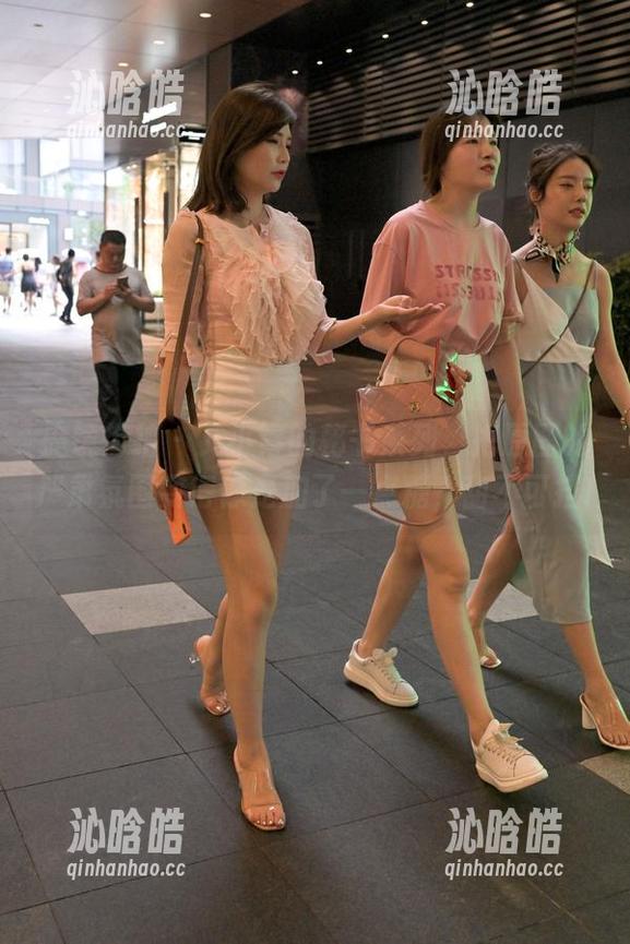 魔镜街拍 - 艾小青的秘书系列，把原图的严肃氛围变得像是加了一点糖，甜不可挡!