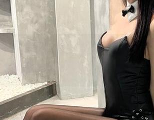 微密圈 - 最新爆料:鱼神鱼的知性女友眼神好到能把哲学家看晕!